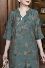 M COLLECTION | Váy Đầm Suông Nữ Trung Niên Tặng Mẹ, Bà Vải Lụa Bông Cao Cấp Cổ Trụ Tay Lỡ D13271LW01