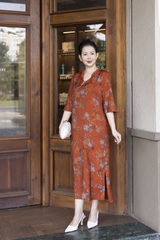 M COLLECTION | Váy Đầm Suông Nữ Trung Niên Tặng Mẹ, Bà Vải Lụa Bông Cao Cấp Cổ Trụ Tay Lỡ D13271LW01