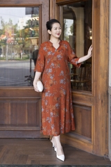 M COLLECTION | Váy Đầm Suông Nữ Trung Niên Tặng Mẹ, Bà Vải Lụa Bông Cao Cấp Cổ Trụ Tay Lỡ D13271LW01