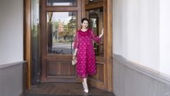 M COLLECTION | Váy Đầm Suông Nữ Trung Niên Tặng Mẹ Vải Tơ Bông Lót Tay Lỡ Cổ Tròn Đính Nút D13257LW01