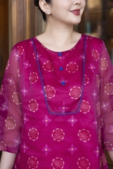 M COLLECTION | Váy Đầm Suông Nữ Trung Niên Tặng Mẹ Vải Tơ Bông Lót Tay Lỡ Cổ Tròn Đính Nút D13257LW01