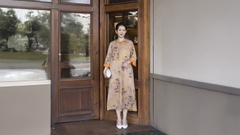 M COLLECTION | Váy Đầm Suông Nữ Trung Niên Tặng Mẹ, Bà Vải Lụa Hai Da Thêu Hoa Tay Lỡ D13203LW01