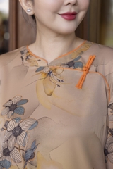 M COLLECTION | Váy Đầm Suông Nữ Trung Niên Tặng Mẹ, Bà Vải Lụa Hai Da Thêu Hoa Tay Lỡ D13203LW01