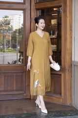 M COLLECTION | Váy Đầm Suông Nữ Trung Niên Tặng Mẹ, Bà Vải Đũi Hàn Thêu Hoa Hai Lớp Đính Nút D13276LW01