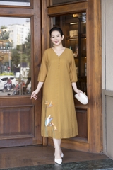 M COLLECTION | Váy Đầm Suông Nữ Trung Niên Tặng Mẹ, Bà Vải Đũi Hàn Thêu Hoa Hai Lớp Đính Nút D13276LW01