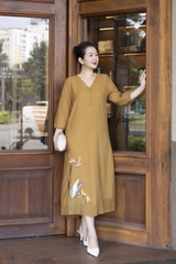 M COLLECTION | Váy Đầm Suông Nữ Trung Niên Tặng Mẹ, Bà Vải Đũi Hàn Thêu Hoa Hai Lớp Đính Nút D13276LW01