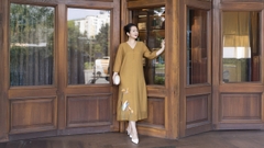 M COLLECTION | Váy Đầm Suông Nữ Trung Niên Tặng Mẹ, Bà Vải Đũi Hàn Thêu Hoa Hai Lớp Đính Nút D13276LW01