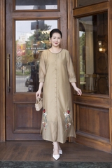 M COLLECTION | Váy Đầm Suông Nữ Trung Niên Tặng Mẹ Vải Tơ Thêu Hoa Tay Lỡ Cổ Tròn Cài Nút D13188LW01