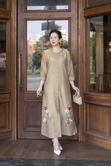 M COLLECTION | Váy Đầm Suông Nữ Trung Niên Tặng Mẹ Vải Tơ Thêu Hoa Tay Lỡ Cổ Tròn Cài Nút D13188LW01