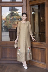 M COLLECTION | Váy Đầm Suông Nữ Trung Niên Tặng Mẹ Vải Tơ Thêu Hoa Tay Lỡ Cổ Tròn Cài Nút D13188LW01