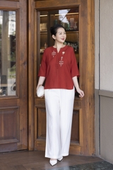 M COLLECTION | Áo Kiểu Nữ Trung Niên Tặng Mẹ Chất Vải Xô Tăm Thêu Hoa Đính Nút Tay Lỡ A12116LW01