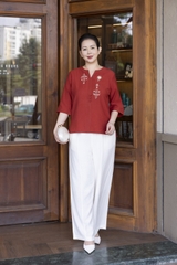 M COLLECTION | Áo Kiểu Nữ Trung Niên Tặng Mẹ Chất Vải Xô Tăm Thêu Hoa Đính Nút Tay Lỡ A12116LW01