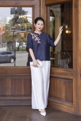 M COLLECTION | Áo Kiểu Nữ Trung Niên Tặng Mẹ, Bà Vải Tơ Cotton Thêu Hoa Tay Bí Lỡ Bo Chun A13212LW01