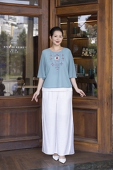 M COLLECTION | Áo Kiểu Nữ Trung Niên Tặng Mẹ Chất Vải Chiffon Thêu Hoa Cổ Tròn Tay Lỡ A13024LW01