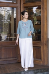 M COLLECTION | Áo Kiểu Nữ Trung Niên Tặng Mẹ Chất Vải Chiffon Thêu Hoa Cổ Tròn Tay Lỡ A13024LW01