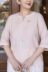M COLLECTION | Áo Kiểu Nữ Trung Niên Tặng Mẹ Chất Vải Xô Tăm Thêu Hoa Đính Nút Tay Lỡ A12116LW01