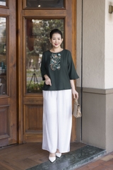 M COLLECTION | Áo Kiểu Nữ Trung Niên Tặng Mẹ Bà Cổ Tròn Vải Lụa Hàn Thêu Hoa Đính Nút Tay Lỡ A13023LW01