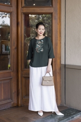 M COLLECTION | Áo Kiểu Nữ Trung Niên Tặng Mẹ Bà Cổ Tròn Vải Lụa Hàn Thêu Hoa Đính Nút Tay Lỡ A13023LW01