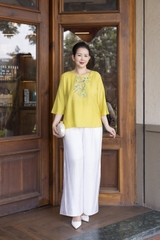 M COLLECTION | Áo Kiểu Nữ Trung Niên Tặng Mẹ Bà Cổ Tròn Vải Lụa Hàn Thêu Hoa Đính Nút Tay Lỡ A13023LW01