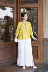 M COLLECTION | Áo Kiểu Nữ Trung Niên Tặng Mẹ Bà Cổ Tròn Vải Lụa Hàn Thêu Hoa Đính Nút Tay Lỡ A13023LW01