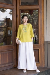 M COLLECTION | Áo Kiểu Nữ Trung Niên Tặng Mẹ Bà Cổ Tròn Vải Lụa Hàn Thêu Hoa Đính Nút Tay Lỡ A13023LW01