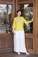M COLLECTION | Áo Kiểu Nữ Trung Niên Tặng Mẹ Bà Cổ Tròn Vải Lụa Hàn Thêu Hoa Đính Nút Tay Lỡ A13023LW01