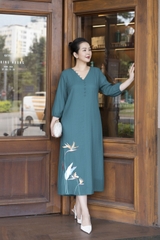 M COLLECTION | Váy Đầm Suông Nữ Trung Niên Tặng Mẹ, Bà Vải Đũi Hàn Thêu Hoa Hai Lớp Đính Nút D13276LW01