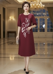 M COLLECTION | Váy Đầm Nữ Trung Niên Tặng Mẹ Cổ Tròn Vải Lụa Dày Thêu Hoa Tay Ngắn Sang Trọng D13361LW01