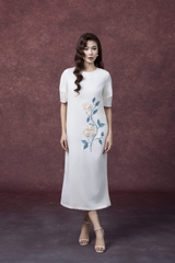 SWANLAKE | Váy Đầm Suông Nữ Cổ Tròn Vải Lụa Dày Thêu Hoa Xẻ Tà Tay Ngắn Công Sở Thanh Lịch D13261LW01