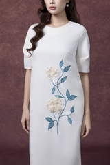 SWANLAKE | Váy Đầm Suông Nữ Cổ Tròn Vải Lụa Dày Thêu Hoa Xẻ Tà Tay Ngắn Công Sở Thanh Lịch D13261LW01