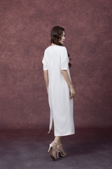 SWANLAKE | Váy Đầm Suông Nữ Cổ Tròn Vải Lụa Dày Thêu Hoa Xẻ Tà Tay Ngắn Công Sở Thanh Lịch D13261LW01