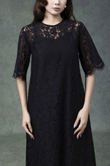 SWANLAKE | Đầm Tiệc Phuom Suông Ren Dài Qua Gối D13317LW01