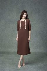 SWANLAKE | Váy Đầm Nữ Midi Suông Vải Linen Thêu Họa Tiết Cổ Tròn Tay Lỡ Có Túi Xẻ Tà Công Sở D13149LW01