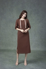 SWANLAKE | Váy Đầm Nữ Midi Suông Vải Linen Thêu Họa Tiết Cổ Tròn Tay Lỡ Có Túi Xẻ Tà Công Sở D13149LW01