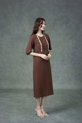 SWANLAKE | Váy Đầm Nữ Midi Suông Vải Linen Thêu Họa Tiết Cổ Tròn Tay Lỡ Có Túi Xẻ Tà Công Sở D13149LW01