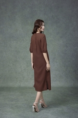 SWANLAKE | Váy Đầm Nữ Midi Suông Vải Linen Thêu Họa Tiết Cổ Tròn Tay Lỡ Có Túi Xẻ Tà Công Sở D13149LW01