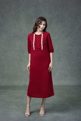 SWANLAKE | Váy Đầm Nữ Midi Suông Vải Linen Thêu Họa Tiết Cổ Tròn Tay Lỡ Có Túi Xẻ Tà Công Sở D13149LW01