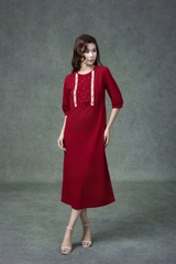 SWANLAKE | Váy Đầm Nữ Midi Suông Vải Linen Thêu Họa Tiết Cổ Tròn Tay Lỡ Có Túi Xẻ Tà Công Sở D13149LW01