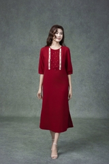 SWANLAKE | Váy Đầm Nữ Midi Suông Vải Linen Thêu Họa Tiết Cổ Tròn Tay Lỡ Có Túi Xẻ Tà Công Sở D13149LW01