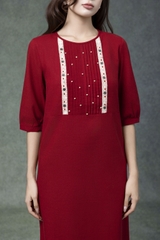 SWANLAKE | Váy Đầm Nữ Midi Suông Vải Linen Thêu Họa Tiết Cổ Tròn Tay Lỡ Có Túi Xẻ Tà Công Sở D13149LW01