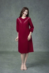 SWANLAKE | Váy Đầm Nữ Midi Suông Vải Linen Thêu Hoa Cổ Tròn Cài Nút Tay Lỡ Có Túi Công Sở D13179LW01