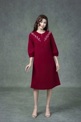 SWANLAKE | Váy Đầm Nữ Midi Suông Vải Linen Thêu Hoa Cổ Tròn Cài Nút Tay Lỡ Có Túi Công Sở D13179LW01