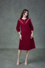 SWANLAKE | Váy Đầm Nữ Midi Suông Vải Linen Thêu Hoa Cổ Tròn Cài Nút Tay Lỡ Có Túi Công Sở D13179LW01