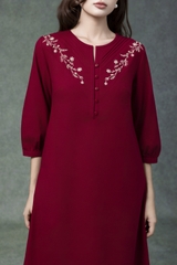 SWANLAKE | Váy Đầm Nữ Midi Suông Vải Linen Thêu Hoa Cổ Tròn Cài Nút Tay Lỡ Có Túi Công Sở D13179LW01