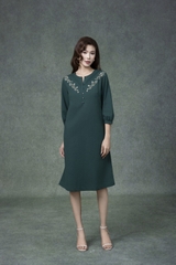 SWANLAKE | Váy Đầm Nữ Midi Suông Vải Linen Thêu Hoa Cổ Tròn Cài Nút Tay Lỡ Có Túi Công Sở D13179LW01