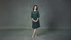 SWANLAKE | Váy Đầm Nữ Midi Suông Vải Linen Thêu Hoa Cổ Tròn Cài Nút Tay Lỡ Có Túi Công Sở D13179LW01