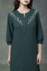 SWANLAKE | Váy Đầm Nữ Midi Suông Vải Linen Thêu Hoa Cổ Tròn Cài Nút Tay Lỡ Có Túi Công Sở D13179LW01