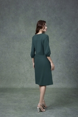 SWANLAKE | Váy Đầm Nữ Midi Suông Vải Linen Thêu Hoa Cổ Tròn Cài Nút Tay Lỡ Có Túi Công Sở D13179LW01