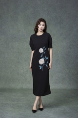 SWANLAKE | Váy Đầm Suông Nữ Cổ Tròn Vải Lụa Dày Thêu Hoa Xẻ Tà Tay Ngắn Công Sở Thanh Lịch D13261LW01