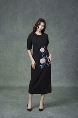 SWANLAKE | Váy Đầm Suông Nữ Cổ Tròn Vải Lụa Dày Thêu Hoa Xẻ Tà Tay Ngắn Công Sở Thanh Lịch D13261LW01